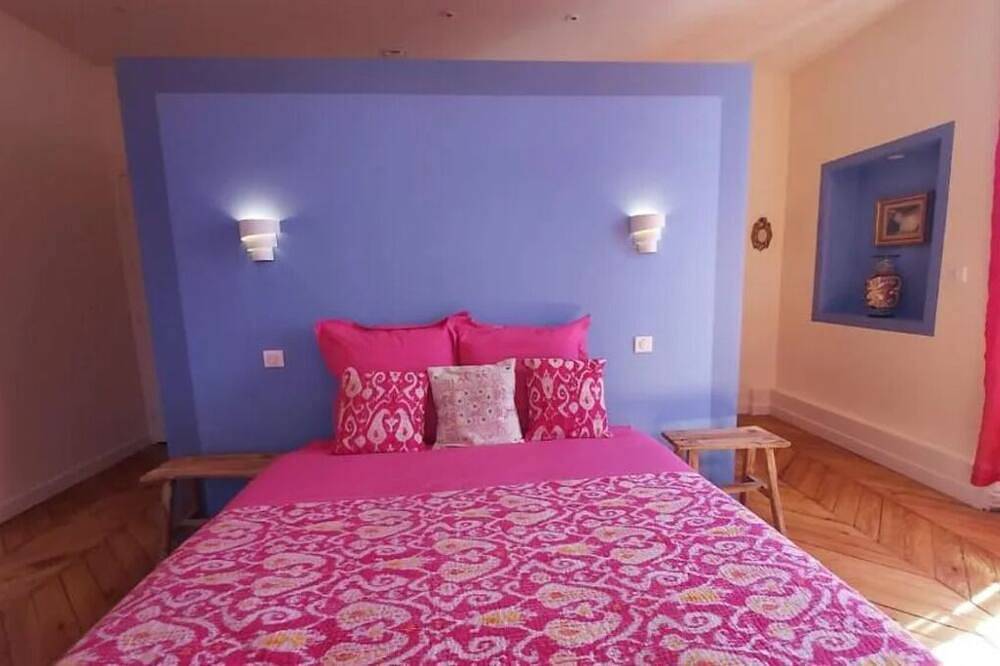 The colors of Commarin Chambre Bleue in Commarin, Beaune region