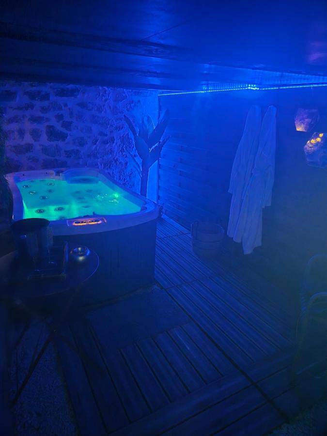 Gîte pour 4 personnes, avec sauna ainsi que terrasse et vue à Lissac-sur-Couze