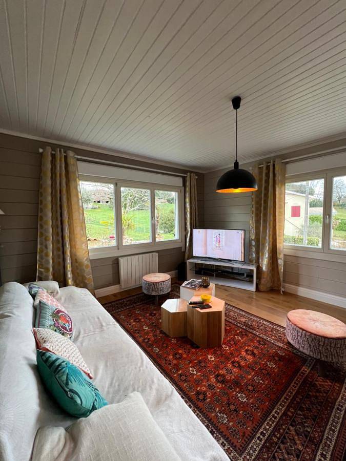 Location de vacances pour 6 personnes, avec terrasse ainsi que jardin et vue à Yvrac - 2