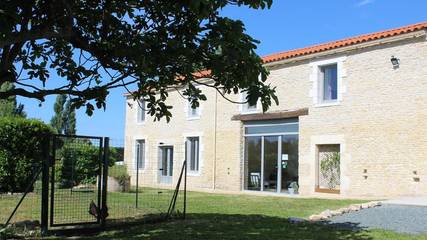 Chambre d’hôte pour 2 personnes, avec vue ainsi que piscine et jardin à Vix