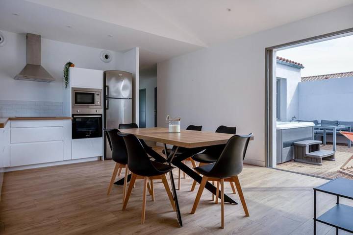 Location de vacances pour 8 personnes, avec jardin et jacuzzi à Lagord - 2