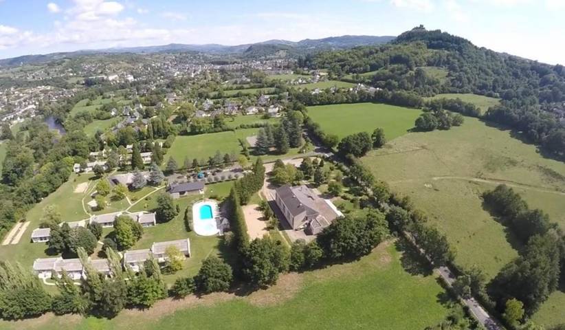 Parc de vacances pour 5 personnes, avec vue et piscine ainsi que bassin pour enfant et jardin dans l' Aveyron
