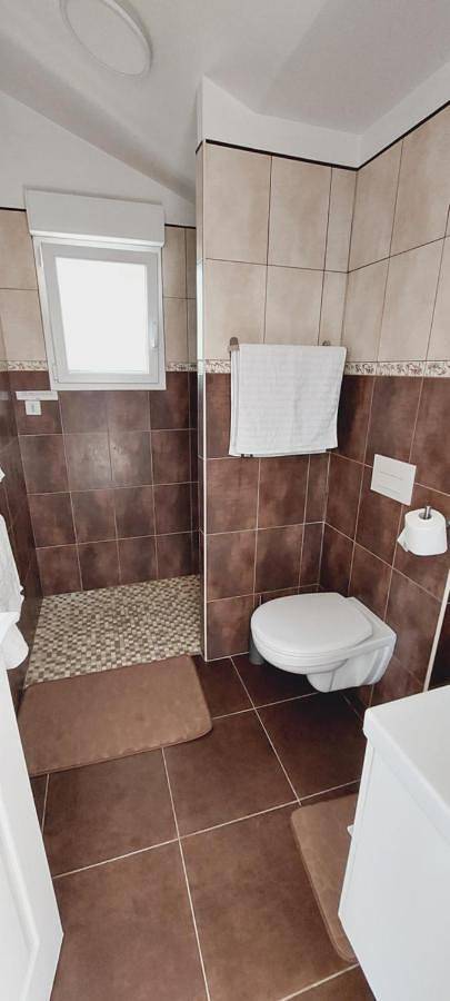 Gîte pour 2 personnes, avec vue ainsi que terrasse et jardin à Échallat - 3