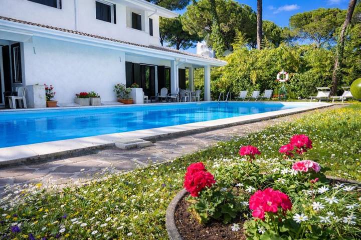 Ferienhaus für 10 Personen, mit Balkon und Terrasse sowie Garten und Pool in Lignano Pineta