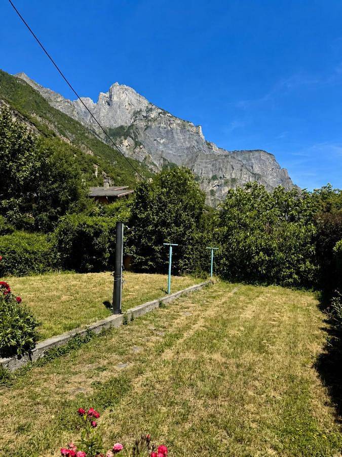 Location de vacances pour 8 personnes, avec vue ainsi que terrasse et jardin à Saint-Julien-Mont-Denis - 4