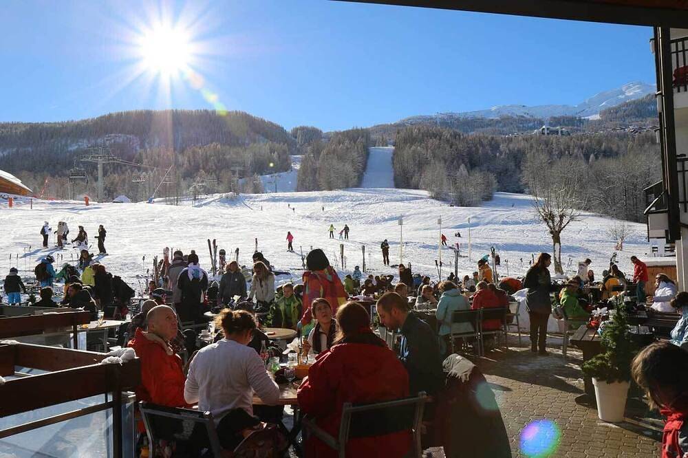 18 chambres et salon commun sur les pistes de ski; Parfait pour les familles et les groupes in Puy-Saint-Vincent, Parc national des Écrins