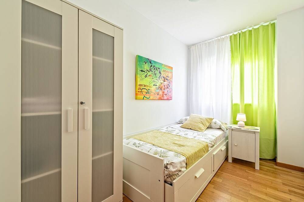 Entire apartment, Apartamento lujo& piscina junto Barcelona Centro in Ripollet, Barcelona Inland
