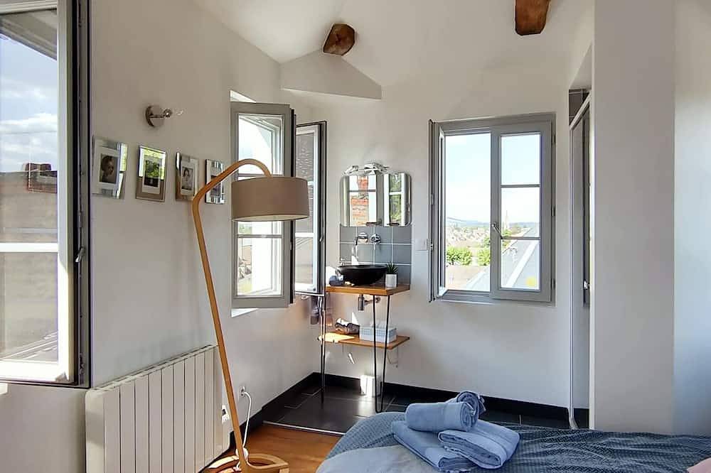 Entire apartment, Tour Saint Nicolas, in downtown Beaune in Beaune, Beaune region