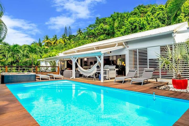 Villa pour 8 personnes, avec jacuzzi ainsi que piscine et jardin, animaux acceptés à Deshaies