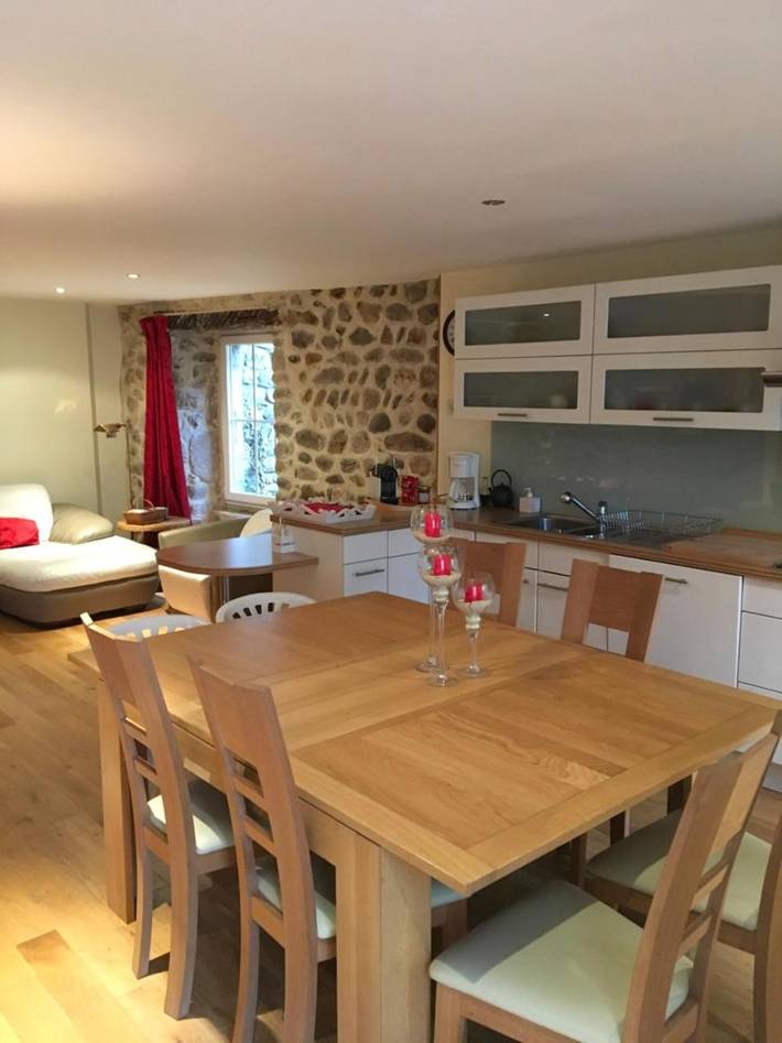 Gîte pour 2 personnes, avec piscine et terrasse ainsi que jardin et vue à Les Ollières-sur-Eyrieux