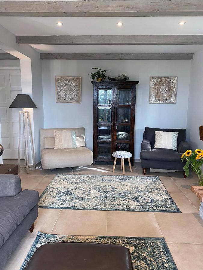 Location de vacances pour 6 personnes, avec vue ainsi que piscine et jardin à Puyloubier - 4
