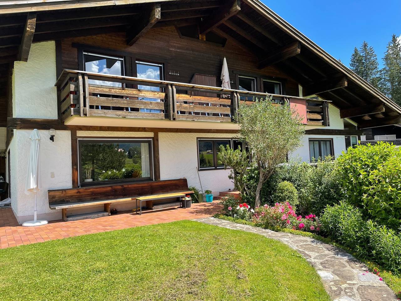 Ganze Wohnung, Gruppenferienwohnung am Auweg mit Bergblick, Garten und Wlan in Hirschegg Kleinwalsertal, Mittelberg