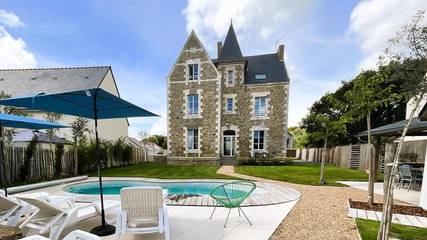 Cottage pour 13 personnes, avec piscine ainsi que vue et jardin à Crossac