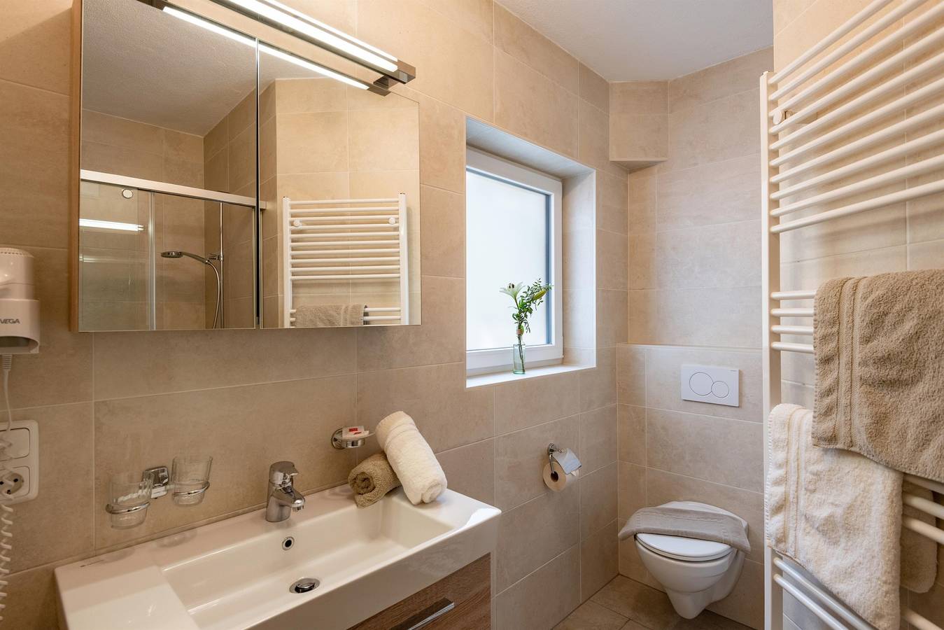 Ganze Ferienwohnung, Dz mit Dusche/Wc, Tv, Balkon oder Dachterrasse in Kössen, Kaiserwinkl