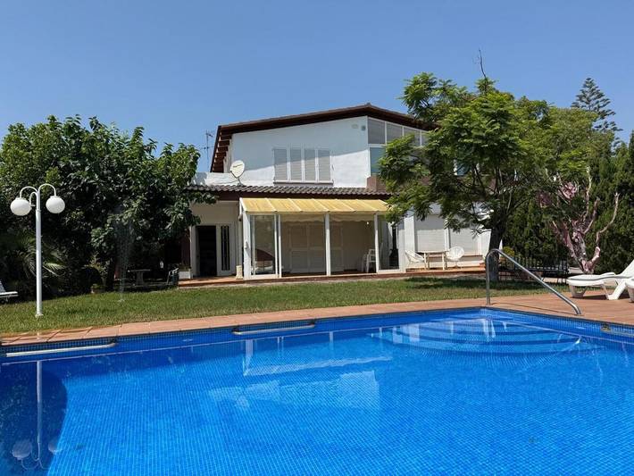 Chalet para 10 personas, con Balcón y Terraza además de Jardín y Piscina en Castellón de la Plana