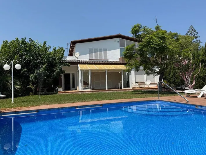 Villa for 10 people, with garden and view as well as balcony and pool - 1