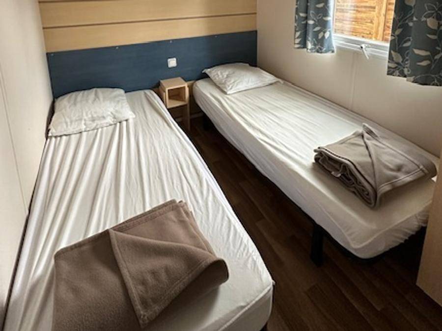 Flower Camping De la Plage - Mobile home 6 persons - Confort 28m² 2 bedrooms + covered terrace 13.5m² -4/6 pers in Saint-Cirq-Lapopie, Causses du Quercy Regional Nature Park