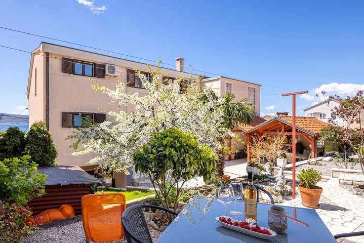 Ferienwohnung für 2 Personen, mit Garten und Terrasse in Crikvenica