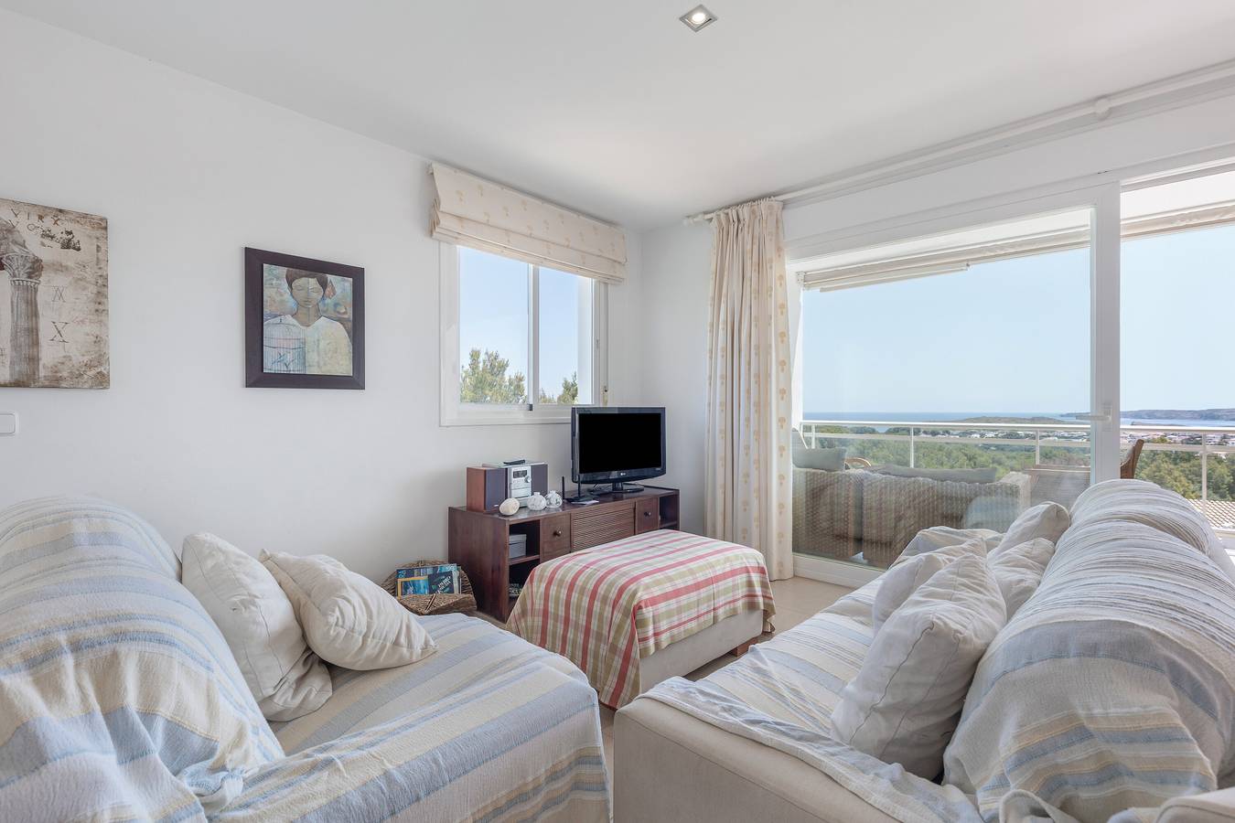 Apartamento entero, Apartamento 'Infinity View Menorca' con vistas al mar, piscina compartida y terraza privada in Coves Noves, Es Mercadal