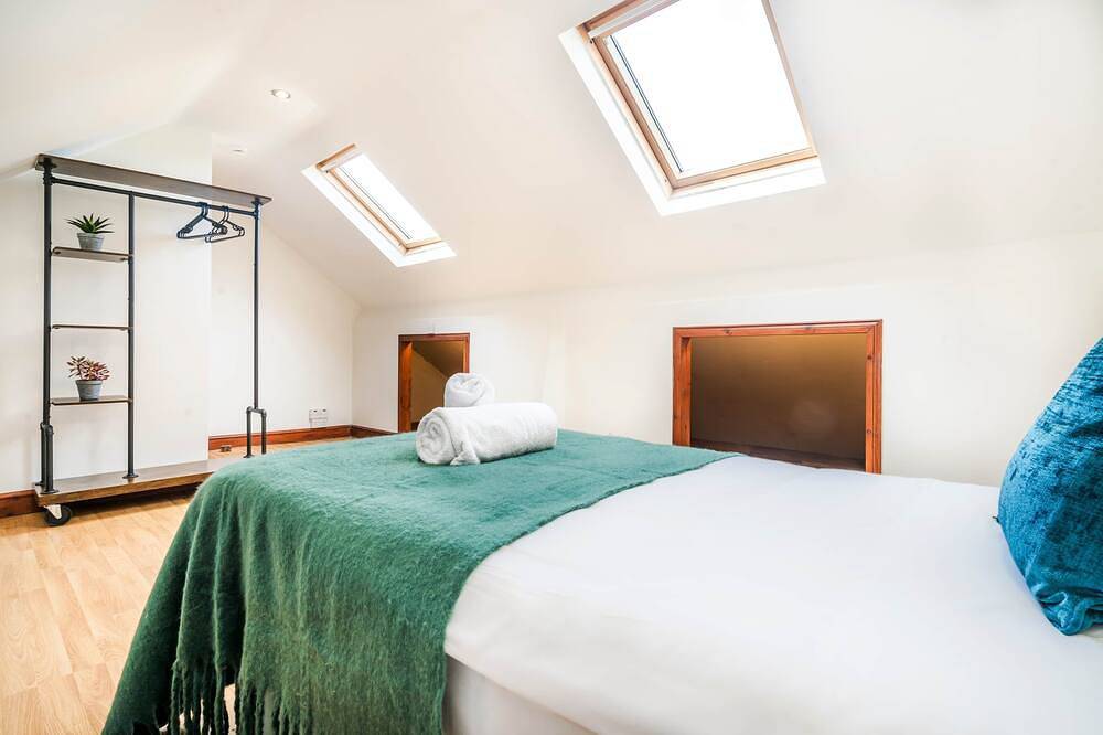 Honeysuckle House · Honeysuckle House 5Br Crawley in Crawley, West Sussex