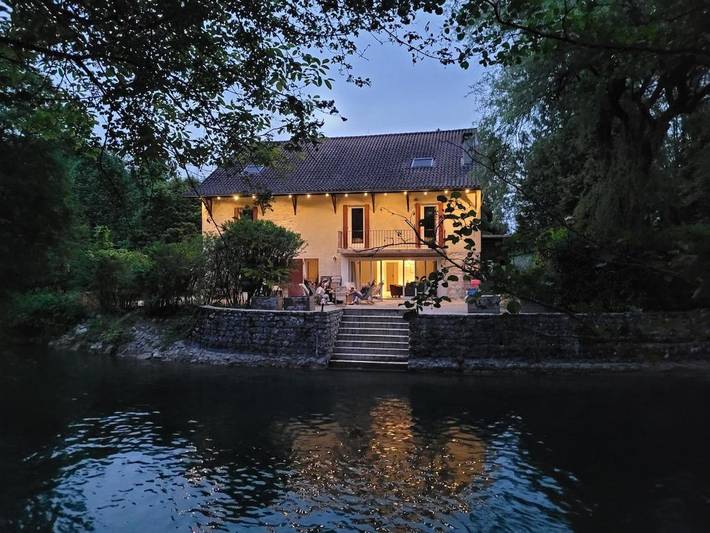 Location de vacances pour 26 personnes, avec jardin ainsi que terrasse et piscine, animaux acceptés à Chanaz - 2