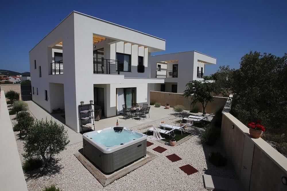 Villa for 6 People in Jezera, Murter