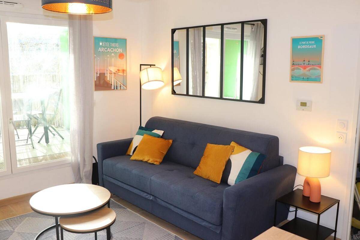 Appartement entier, T3 garage privé-Clim-Loggia 9m2- Tram A 50m in Cenon, Région de Bordeaux