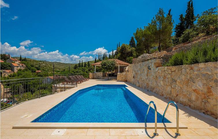 Gemütliche 2-Zimmer-Wohnung mit Pool und Terrasse, 1,5 km von der Küste entfernt in Milna, Brac