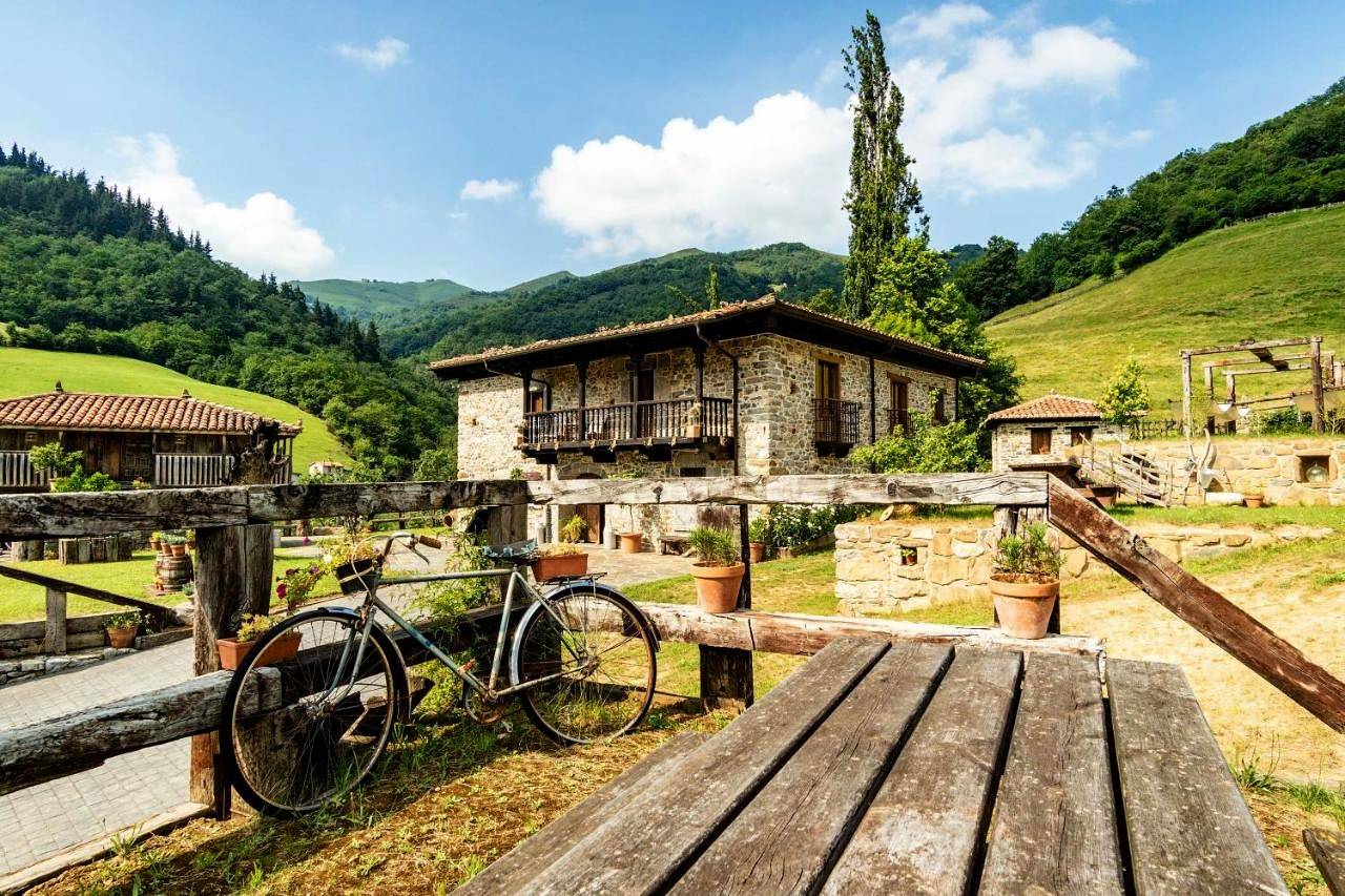 Casona de El Castañíu in Aller, Cordillera Cantábrica