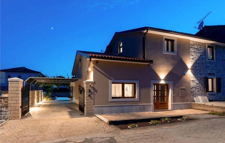 Ferienhaus für 9 Personen, mit Terrasse und Garten
