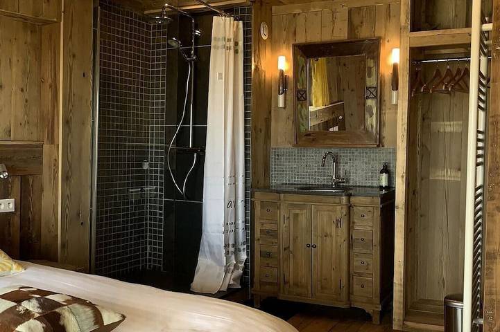 Chalet Luxe Super Besse, spa de nage, 6-12 p, 4 chambres, vue sur le Sancy in Super Besse, Besse-et-Saint-Anastaise