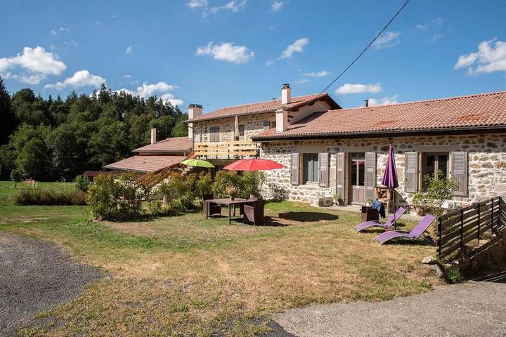 Location de vacances pour 4 personnes, avec Terrasse ainsi que Jardin et Vue à Viverols
