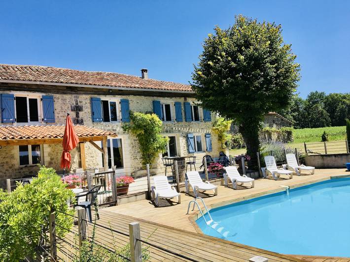 Gîte pour 14 personnes, avec Piscine à Courgeac