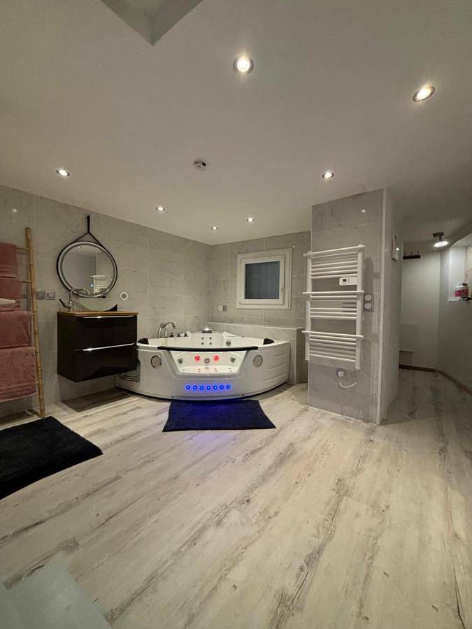 Appartement entier, One-Bedroom Apartment in Chablis, Région d'Auxerre