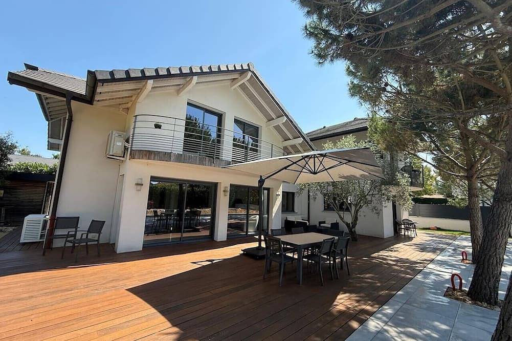 4Br Villa w/Pool & Garden, 20 min to Geneva Centre in Veigy-Foncenex, Région de Thonon-les-Bains