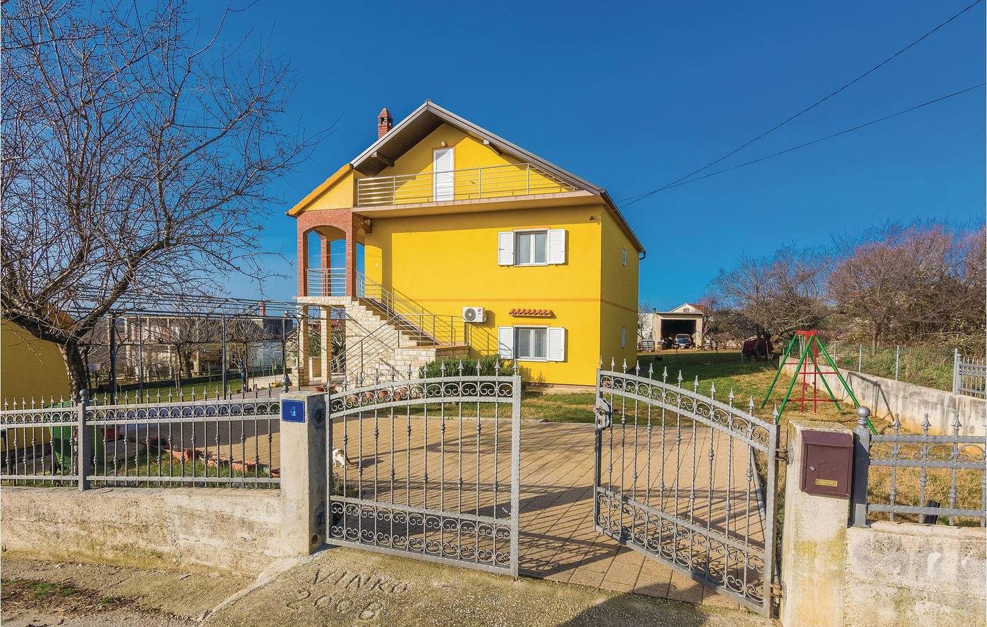 Ganze Ferienwohnung, Ferienwohnung für 6 Personen mit Terrasse in Poličnik, Zadar