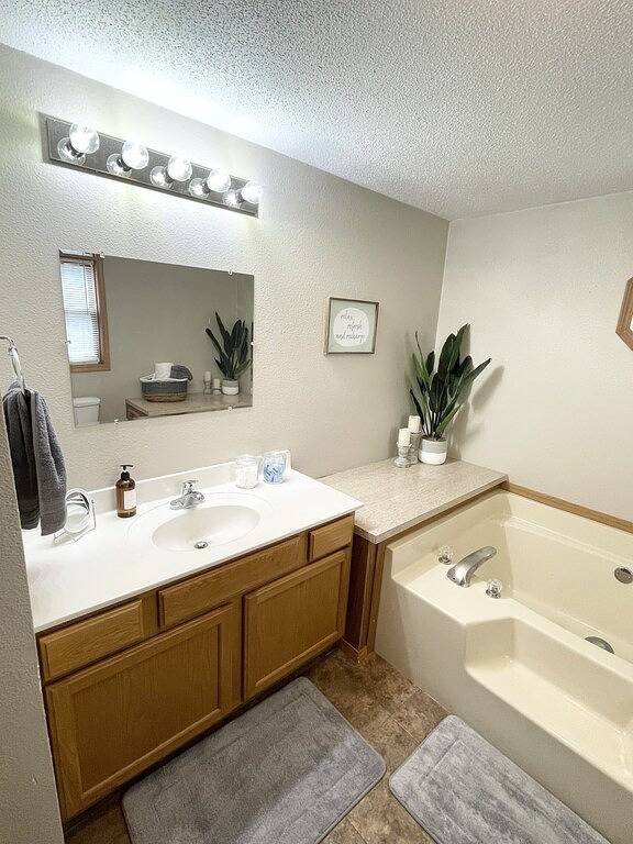 Spacious Stay -4Br/3Bath, Main Floor Living, King Bed, Recliner 3 blocks to Mayo in Rochester (MN), Olmsted County