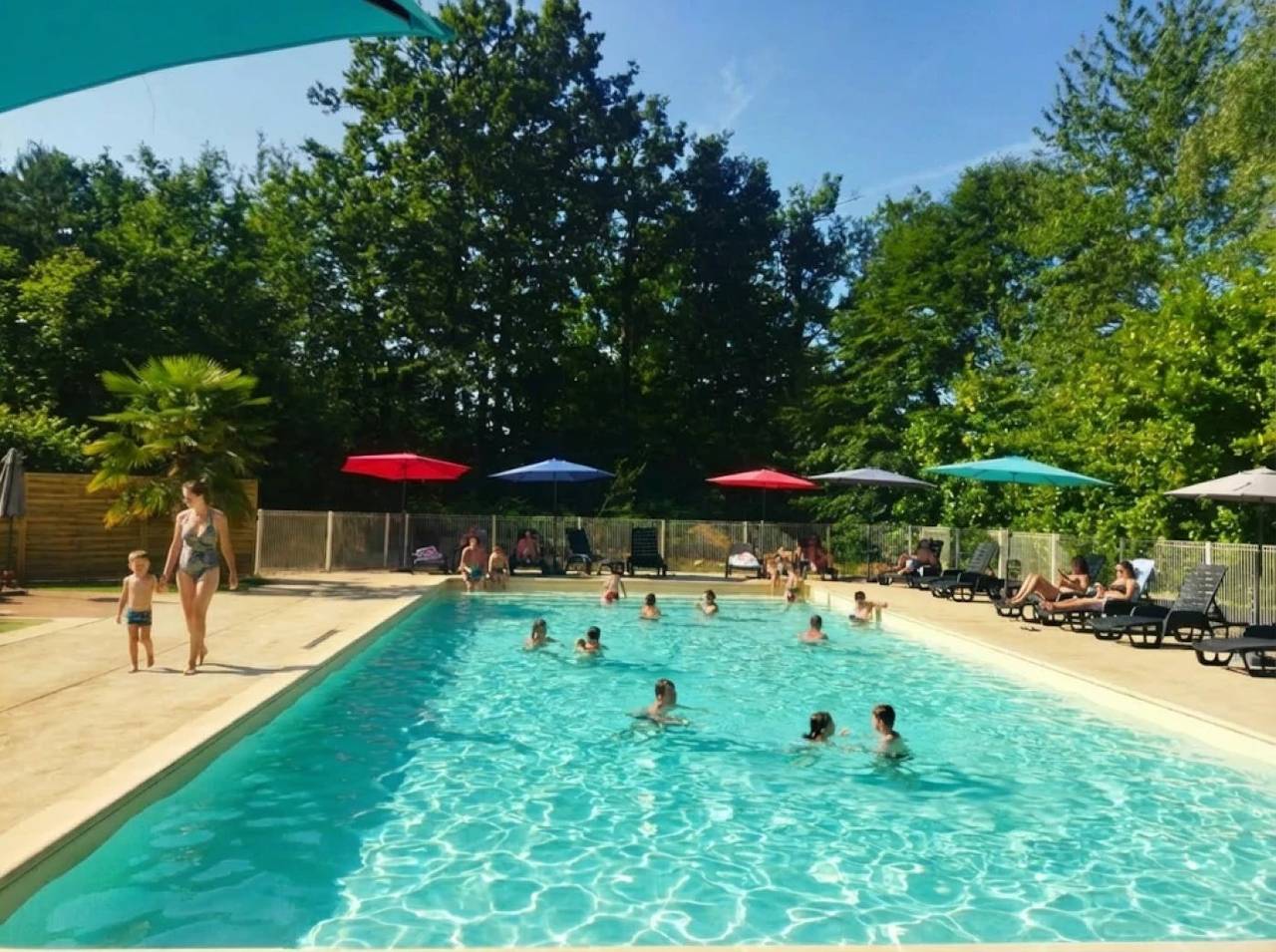 Camping 3 étoiles - Piscine in Saint-Gérons, Région d'Aurillac
