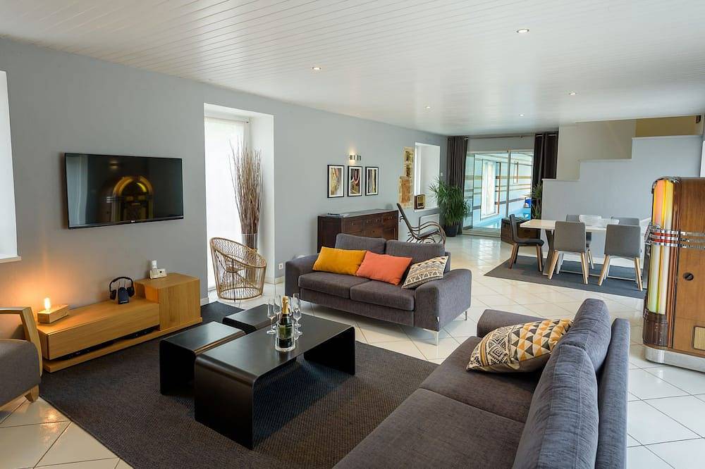 Maison de vacances avec piscine intérieure chauffée in Plouguin, Région de Brest