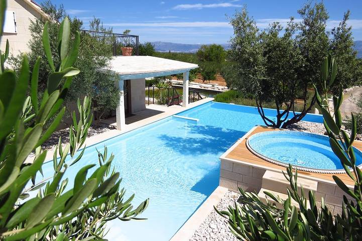 Villa für 8 Personen, mit Whirlpool und Balkon sowie Garten - 1