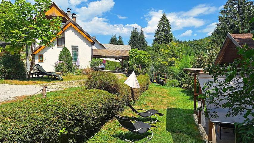 Ferienwohnung für 6 Personen, mit Terrasse und Garten sowie Pool und Ausblick