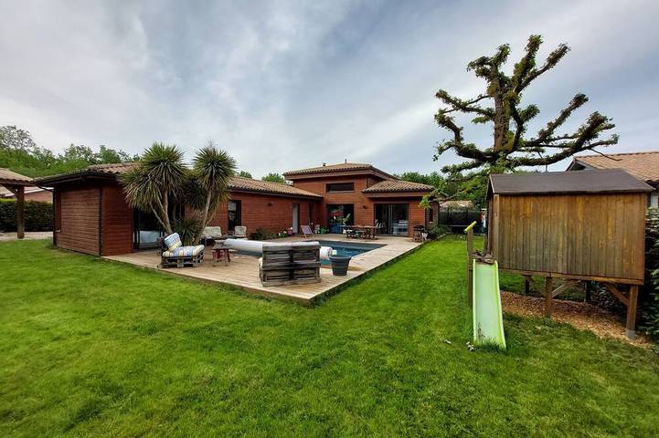 Ferienhaus für 9 Personen, mit Whirlpool und Terrasse sowie Garten in Le Porge