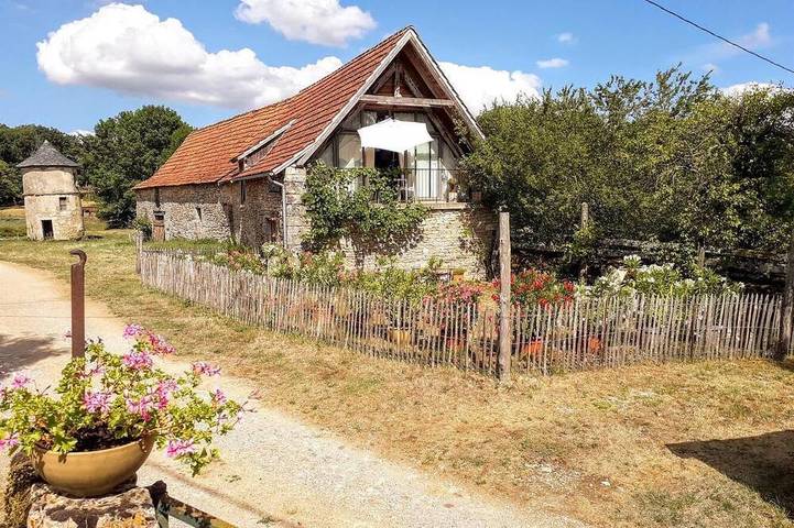 Gîte pour 2 personnes, avec Jardin et Piscine à Assier