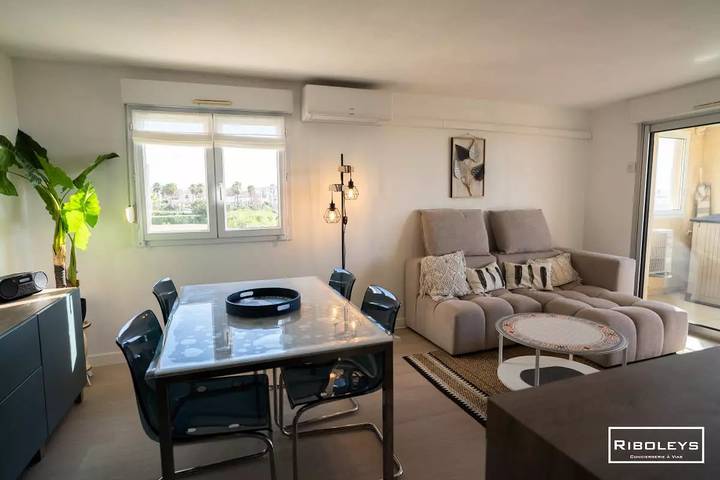 Gîte pour 4 personnes, avec piscine ainsi que balcon et vue dans Plage de la Farinette - 3