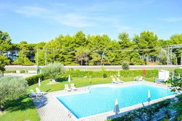 Gîte pour 4 personnes, avec jardin ainsi que balcon et piscine à Pineto