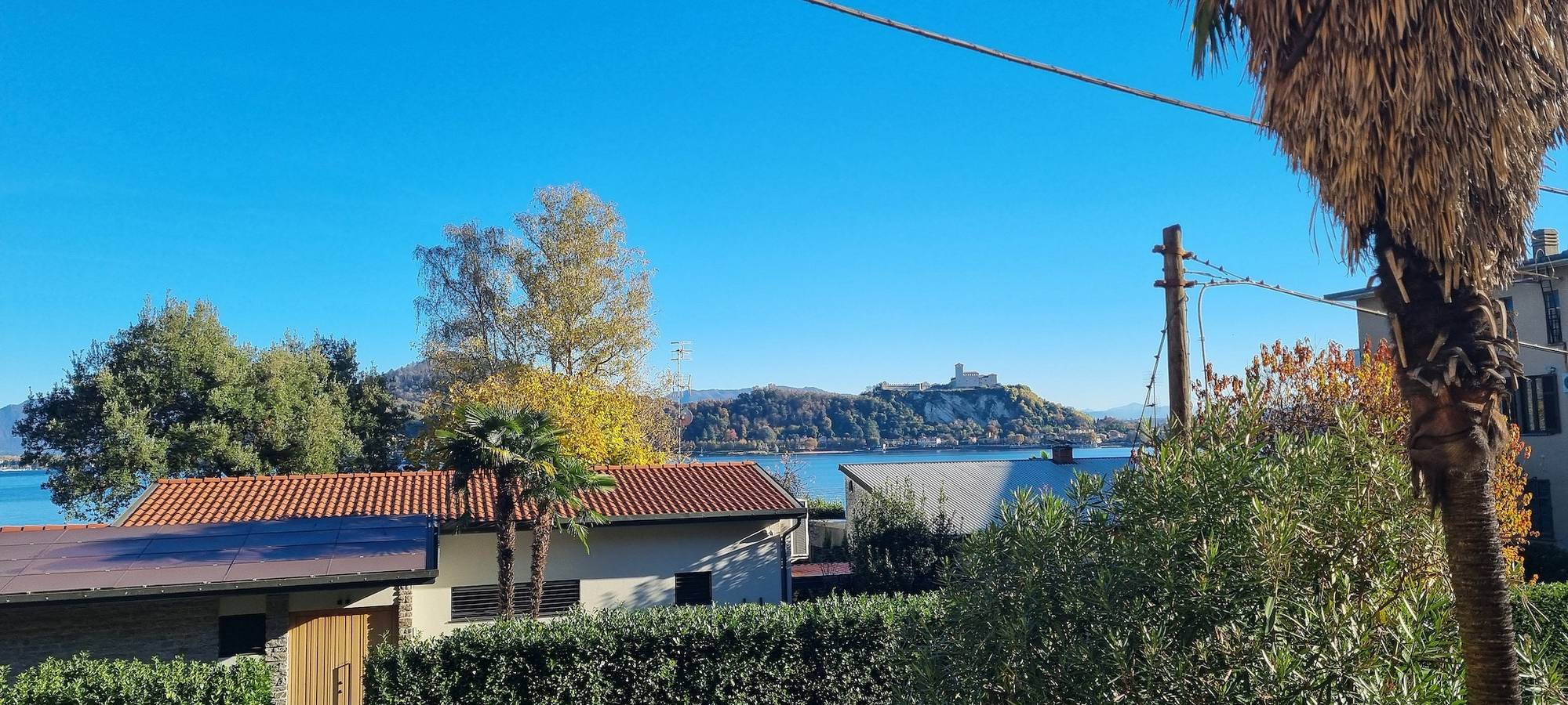 Ganze Wohnung, Arona mit Aussicht, Strand und Parkplatz in Arona (Lago Maggiore), Arona Gemeinde