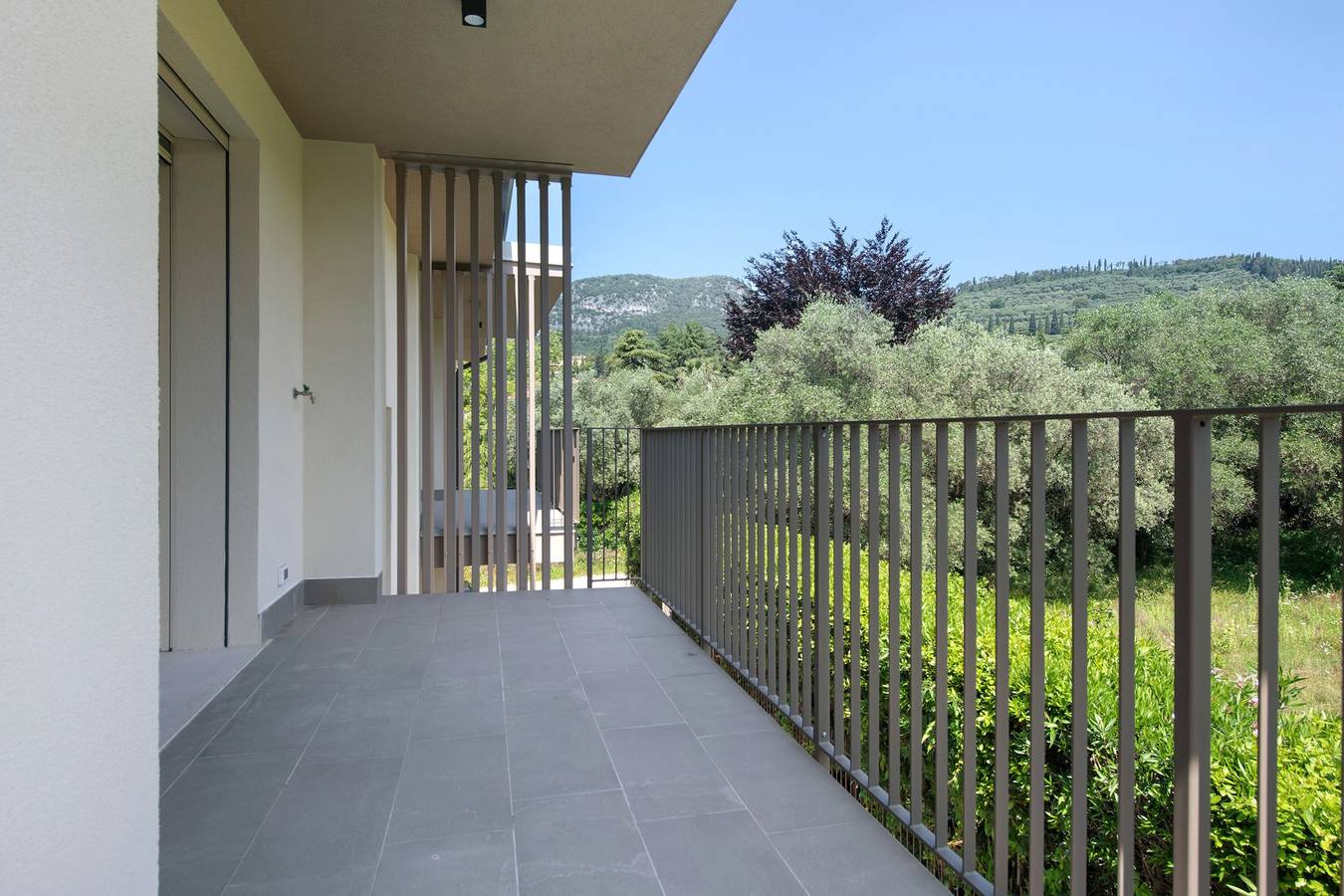 Entire apartment, Apartment 'Eleonora C1' with Shared Pool, Private Terrace, and Air Conditioning in Garda, Garda Mountains