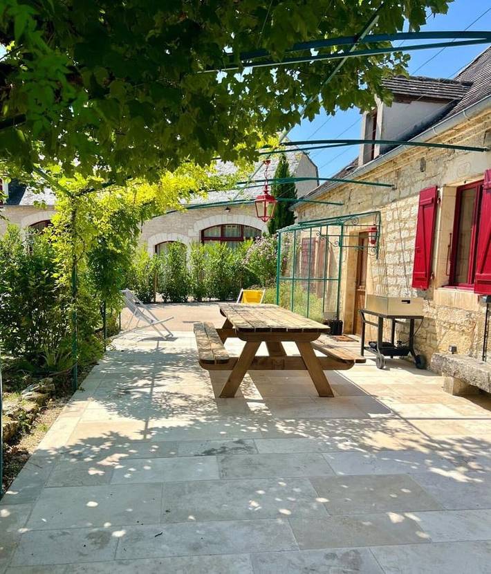 Location de vacances pour 8 personnes, avec jardin et piscine à Cuzance