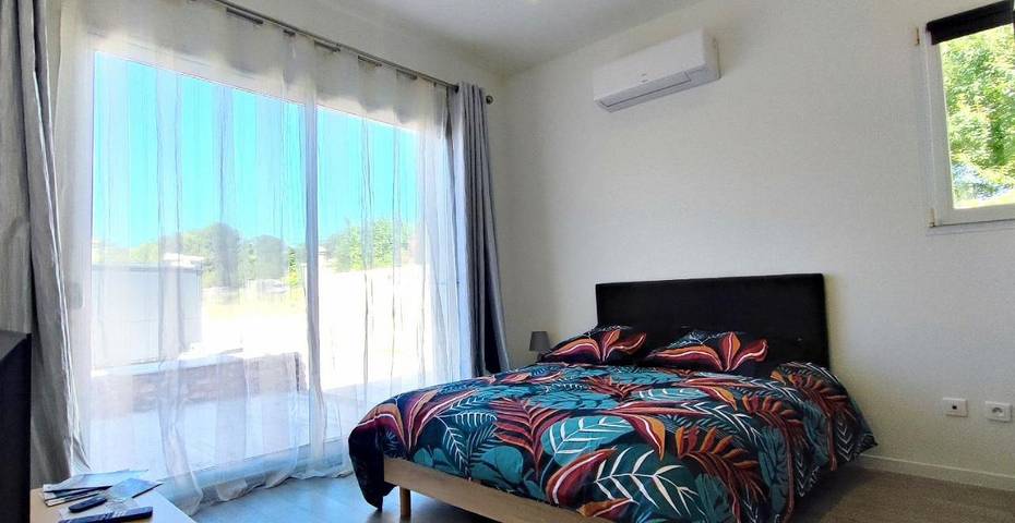 Gîte pour 2 personnes, avec terrasse ainsi que piscine et jardin à Clermont-l'Hérault - 2