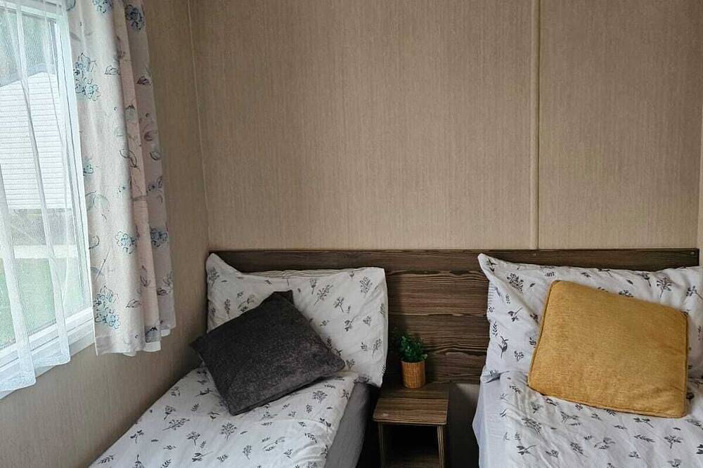 Felixstowe beach holiday park caravan/mobile home 5 minute walk to the beach in Felixstowe, Suffolk